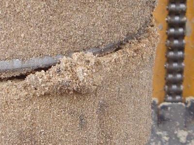 fragment wykopanego piasku